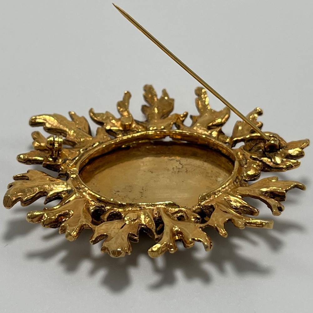 Vintage Classic Jade chip, large flower brooch/pin.  Gold tone - Picture 7 of 7